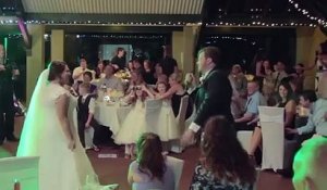 Un romantique arrête sa première danse de mariage pour faire une grosse surprise à sa femme !