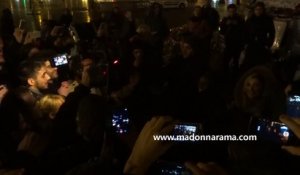 Madonna chante place de la République, à Paris, en hommage aux victimes des attentats