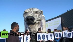 COP21 : Greenpeace installe un énorme ours polaire mécanique au Bourget