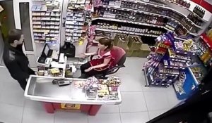 Une employée courageuse attaque l'agresseur qui tente de lui dérober sa caisse