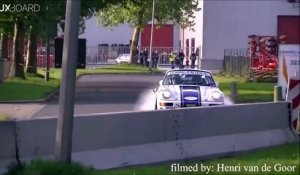 Accident de voiture énorme : une Porsche fait une sortie de route dans un virage