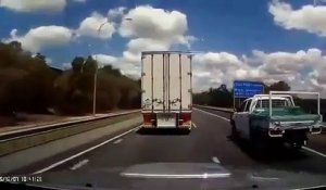 Un camion de rabat sur une voiture et lui arrache tout le coté... Puis continue sa route