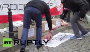 Des nationalistes polonais perturbent une démonstration civique à Varsovie avec des têtes de porc