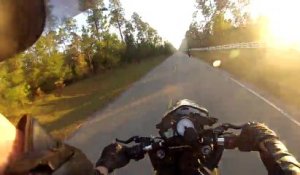 Un motard qui gère très mal sa réception après un wheeling