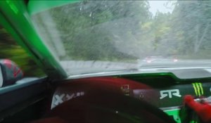 Course de Drift entre une Ford Mustang  et une Lamborghini