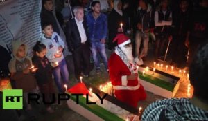 Un Père Noël palestinien illumine l’ «arbre de martyrs» à Gaza