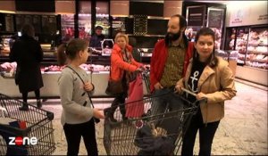 En visite à "La grande épicerie de Paris", une famille se demande combien coûte... le caviar ! Regardez