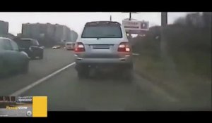 Un homme sorti de nulle part au beau milieu de l'autoroute en Russie