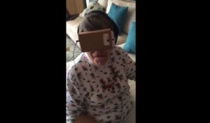 Une mamie teste un casque de réalité virtuelle