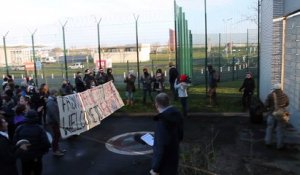 Manifestation de soutien aux migrants devant le commissariat de Coquelles