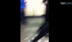 Un groupe de jeunes balance une voiture dans le métro