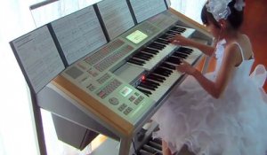 Une fillette de 10 ans joue la musique de Retour vers le futur au synthetiseur