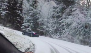 Une Audi R8 drift sur une route de montagne enneigée
