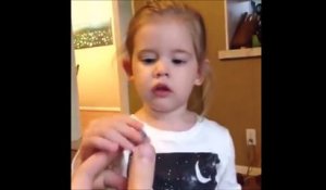 Une fillette mange un bonbon Tête Brûlée pour la première fois... Double effet Kiss Cool