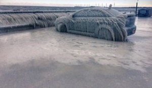 Une voiture recouverte de glace au bord du lac Érié