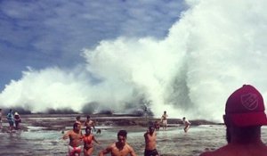 Australie : une violente vague emporte une centaine de baigneurs
