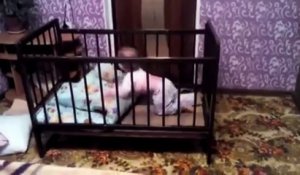 Ce bébé a la meilleure des techniques pour se libérer de son berceau