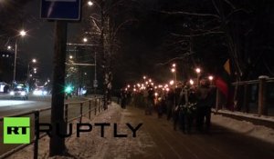 Des nationalistes défilent aux flambeaux dans Vilnius pour fêter l’indépendance de la Lituanie