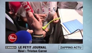 Emmanuel Macron devant une démonstration de jouet coquin !