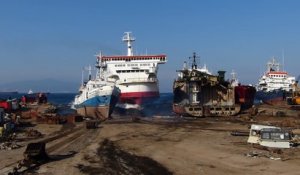 Faire échouer un bateau de croisière sur la plage pour le détruire