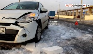 Un automobiliste se prend un bloc de glace énorme sur sa voiture - Pas de chance