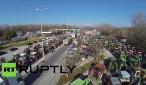 Grèce : des centaine de tracteurs bloquent la frontière bulgare (images aériennes)