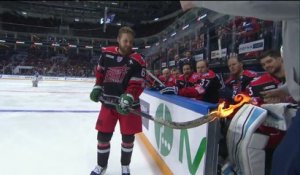 Un joueur de Hockey essaie de tirer avec une crosse en feu - Linus Omark,  KHL ASG16