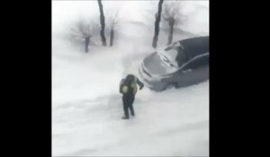Le pire papa du monde balance son fils dans la neige