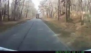 Un camion double un tracteur ... et le retourne