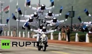 Des motards casse-cou indiens risquent leurs vies pour un spectacle d'acrobatie