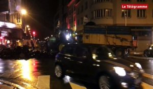 Brest. Les agriculteurs déversent des déchets place de la Liberté