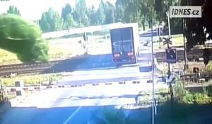 Un camion reste bloqué sur un passage à niveau - Accident impressionnant et chauffeur très chanceux