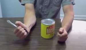 Une simple cuillère pour ouvrir une boite de conserve
