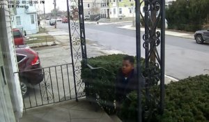 Un gamin vole un colis UPS posé à l'entrée d'une maison