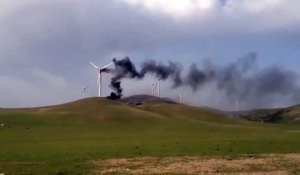 Une éolienne prend feu, explose et chute au sol. Impressionnant