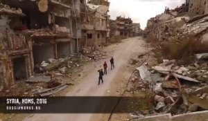 Un drone survole la ville syrienne de Homs dévastée par 5 ans de guerre