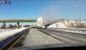 Il suit un camion mais lorsqu'il arrive à un pont il se fait surprendre par un bloc de neige !