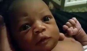 Un bébé fait un doigt d'honneur a son pere