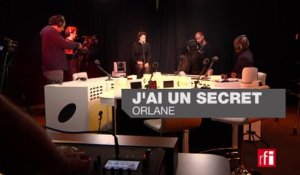 Orlane chante "J'ai un secret" dans Couleurs tropicales
