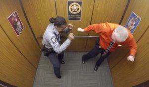 Des policiers dansent sur "Watch me nae nae" dans un ascenseur