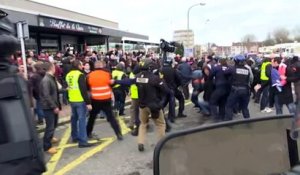 Rassemblement interdit à Calais: une vingtaine d'interpellations, dont un général
