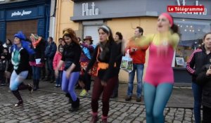 Douarnenez. La course des garçons de café joyeuse et colorée