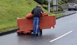 Deux irlandais ivres veulent déménager un canapé