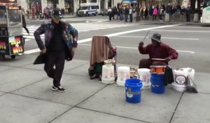 Un danseur hip hop se joint à un batteur de rue (New York) - Quel talent!