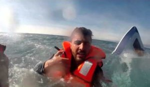 Un garde-côte turque filme le sauvetage d'un réfugié syrien en pleine mer Méditerranée