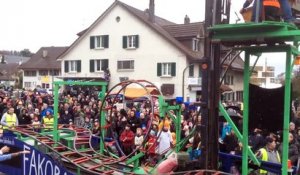 Un char à looping dans un carnaval en Suisse