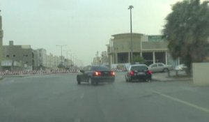 Il drift en frôlant une voiture de police (Arabie Saoudite)