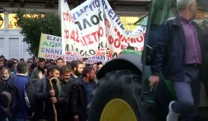 Athènes: des agriculteurs manifestent contre l'austérité, heurts avec les force de l'ordre