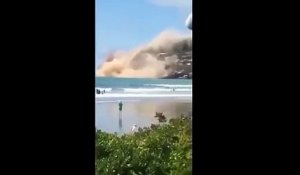 Une falaise s'effondre après un tremblement de terre