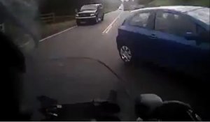 Une voiture coupe la route d'une moto